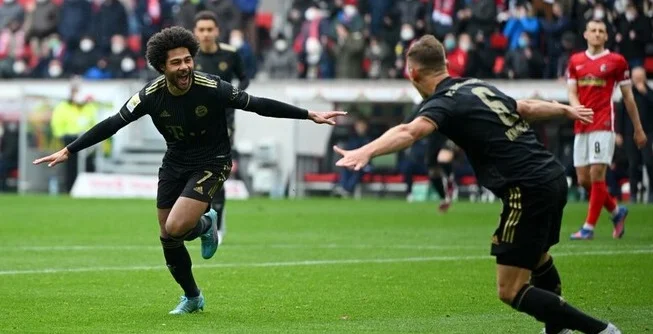 В конце матча с «Фрайбургом» у «Баварии» было 12 футболистов на поле В конце матча с «Фрайбургом» у «Баварии» было 12 футболистов на поле