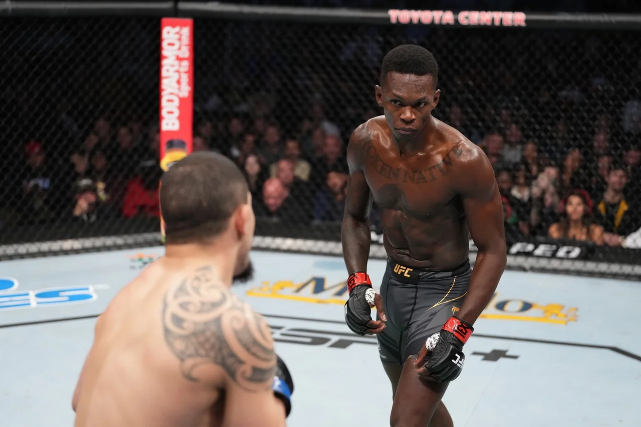 UFC 271: Исраэль Адесанья победил Роберта Уиттакера единогласным решением судей UFC 271: Исраэль Адесанья победил Роберта Уиттакера единогласным решением судей