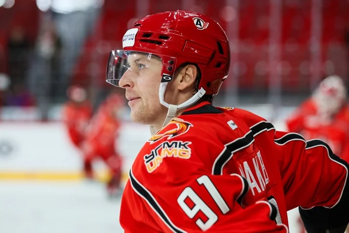 Форвард «Автомобилиста» Алексей Макеев: «Ни в одном сне не мог представить, что так будут развиваться две серии, мог только мечтать об этом»