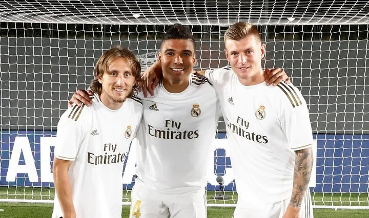 Карло Анчелотти: «Я называю Каземиро, Крооса и Модрича Бермудским треугольником, потому что там исчезает мяч» Карло Анчелотти: «Я называю Каземиро, Крооса и Модрича Бермудским треугольником, потому что там исчезает мяч»