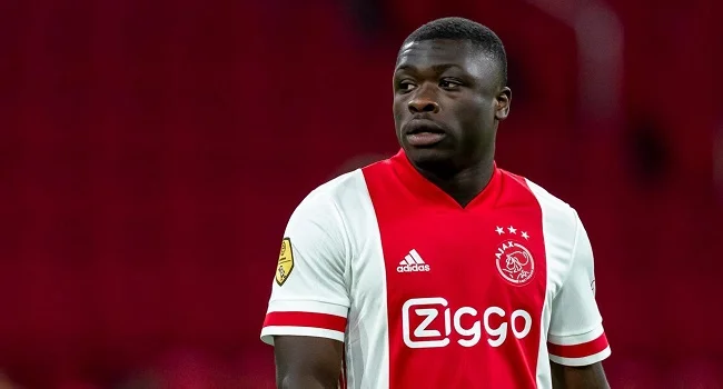 Нападающий «Аякса» предложил Эрику тен Хагу подписать его в «Манчестер Юнайтед» Нападающий «Аякса» предложил Эрику тен Хагу подписать его в «Манчестер Юнайтед»