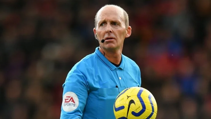 Моуриньо заступился за судью, которому угрожают расправой. Но арбитры – слабое звено АПЛ Моуриньо заступился за судью, которому угрожают расправой. Но арбитры – слабое звено АПЛ