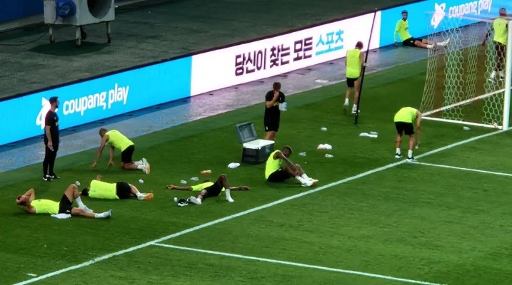 Игроки «Тоттенхэма» тренировались в Сеуле в +30°C. Сон потерял сознание