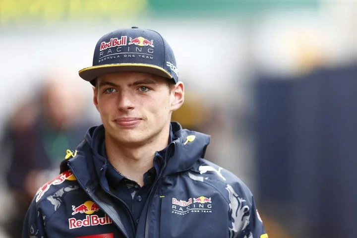 Льюис Хэмилтон: «У Ферстаппена впереди еще очень длинная карьера, так что да, абсолютно точно он побьет мой рекорд» Льюис Хэмилтон: «У Ферстаппена впереди еще очень длинная карьера, так что да, абсолютно точно он побьет мой рекорд»