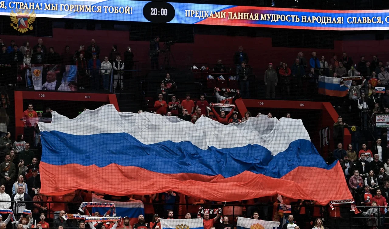 Васильев: иностранцы выстроились в очередь за российскими паспортами. Васильев: иностранцы выстроились в очередь за российскими паспортами.