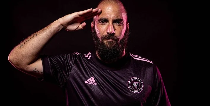 Игуаин о Месси и Роналду: «Оба феноменальны» Игуаин о Месси и Роналду: «Оба феноменальны»