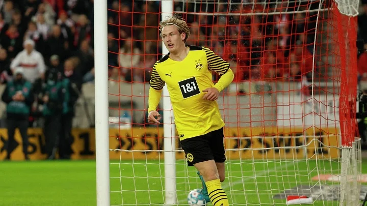 «Боруссия» опередила «Баварию» в Бундеслиге «Боруссия» опередила «Баварию» в Бундеслиге