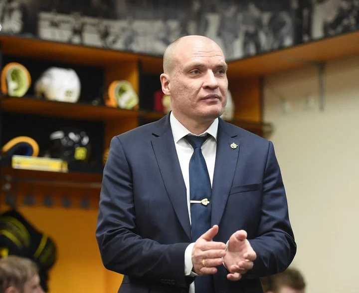 Тренер «Северстали» Андрей Разин: «Нам сложно сдерживать атаку ЦСКА. Но ребята стараются. Я не люблю слово «терпеть», а люблю – «биться». Наши ребята бьются»