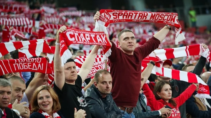 Фанат «Спартака» погиб перед игрой с «Факелом» Фанат «Спартака» погиб перед игрой с «Факелом»