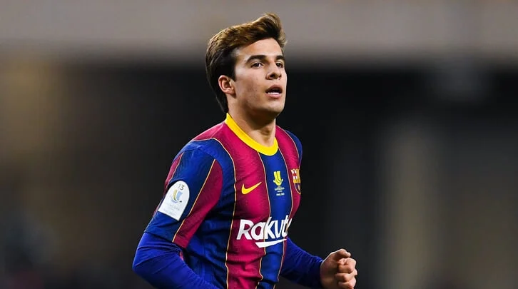 Боссы «Барселоны» хотят отдать Пуча и Эззалзули в аренду