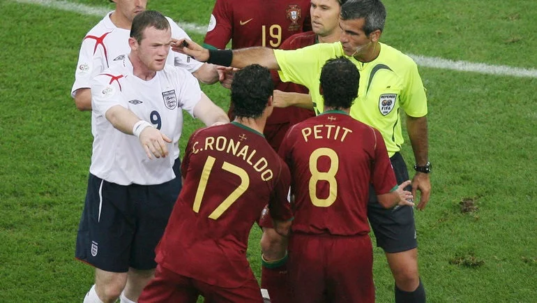 Руни о Роналду: «Он был крутым, но раздражающим. Сейчас он не так хорош, но всё ещё раздражает» Руни о Роналду: «Он был крутым, но раздражающим. Сейчас он не так хорош, но всё ещё раздражает»