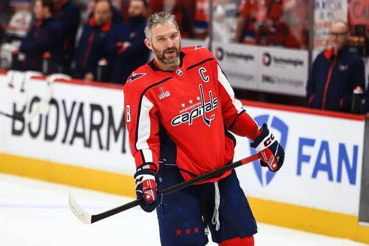 Тренер «Вашингтона» Спенсер Карбери: «Фотографии Овечкина в отпуске могли ввести в заблуждение. Уверен, что он будет готов к началу тренировочного лагеря» Тренер «Вашингтона» Спенсер Карбери: «Фотографии Овечкина в отпуске могли ввести в заблуждение. Уверен, что он будет готов к началу тренировочного лагеря»