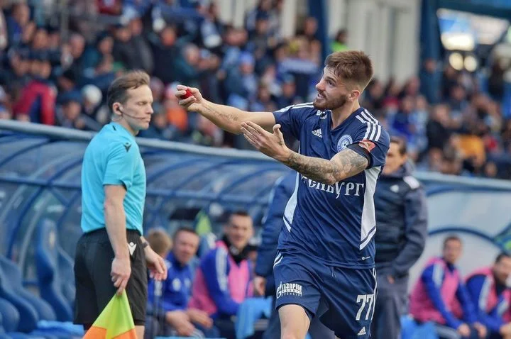 Владимир Сычевой о том, возместит ли он фанатам «Оренбурга» траты на футболки после смены фамилии: «Моих футболок ни у кого нет, ха-ха» Владимир Сычевой о том, возместит ли он фанатам «Оренбурга» траты на футболки после смены фамилии: «Моих футболок ни у кого нет, ха-ха»