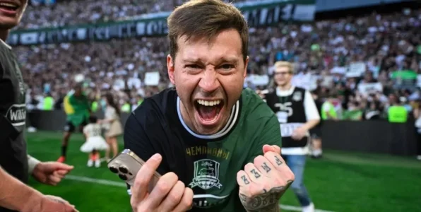 Олимпийский чемпион призвал наказать Смолова за сломанную челюсть в драке в «Кофемании» Олимпийский чемпион призвал наказать Смолова за сломанную челюсть в драке в «Кофемании»