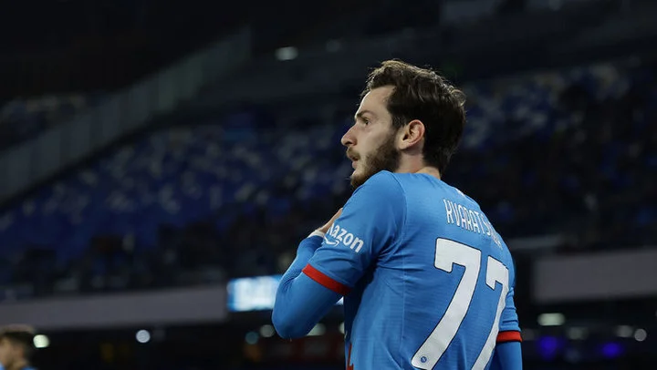 Лучано Спаллетти: «Кварацхелия хорошо чувствует себя при дриблинге, нежно относится к мячу, к финтам, которым так сложно противостоять» Лучано Спаллетти: «Кварацхелия хорошо чувствует себя при дриблинге, нежно относится к мячу, к финтам, которым так сложно противостоять»