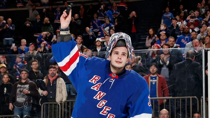 «Рейнджерс» сравнял счет в серии с «Каролиной». У Шестеркина 30 отраженных бросков из 31 «Рейнджерс» сравнял счет в серии с «Каролиной». У Шестеркина 30 отраженных бросков из 31