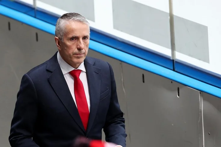 Тренер «Авангарда» Хартли показал неприличный жест: видео