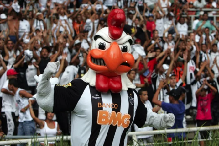 «Бешенный полосатый петух» мешал праздновать гол: видео