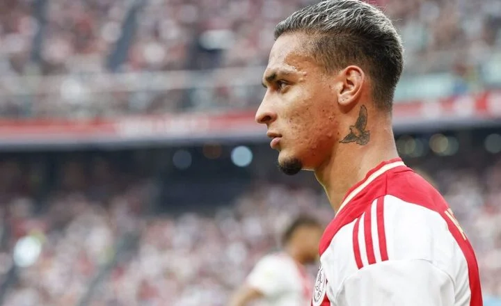 Антони: «Я прошу продать меня по рекордной цене. «Аякс» отказался, аргументировав это тем, что у них есть только пять дней, чтобы найти мне замену» Антони: «Я прошу продать меня по рекордной цене. «Аякс» отказался, аргументировав это тем, что у них есть только пять дней, чтобы найти мне замену»