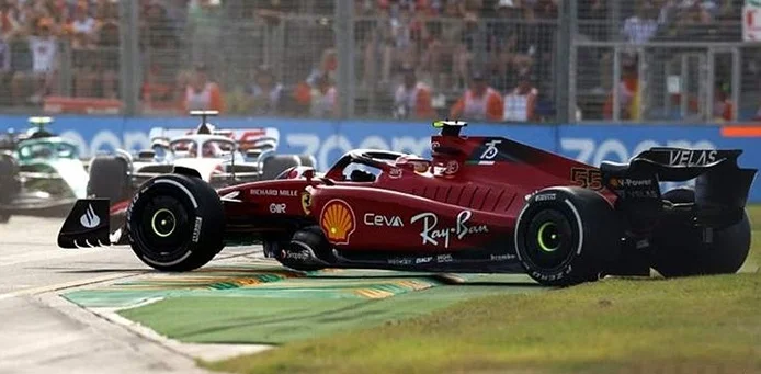 Сайнс снова вылетел с трассы на первом круге Гран-при Формулы-1 Сайнс снова вылетел с трассы на первом круге Гран-при Формулы-1