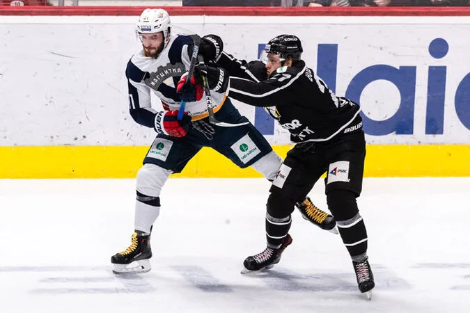 Во втором периоде третьей игры финала Востока с «Металлургом» «Трактор» ведет со счетом 1:0 Во втором периоде третьей игры финала Востока с «Металлургом» «Трактор» ведет со счетом 1:0