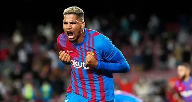 Араухо и Гави отклонили предложения «Барселоны» по новым контрактам Араухо и Гави отклонили предложения «Барселоны» по новым контрактам