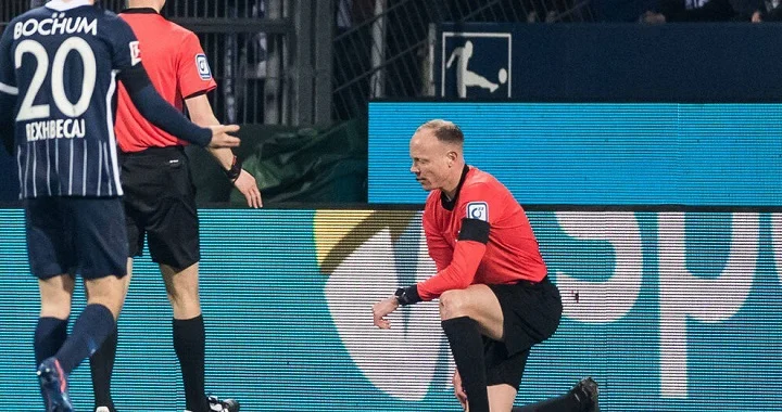 Игру Бундеслиги прервали из-за того, что судье в голову попали стаканом с пивом Игру Бундеслиги прервали из-за того, что судье в голову попали стаканом с пивом