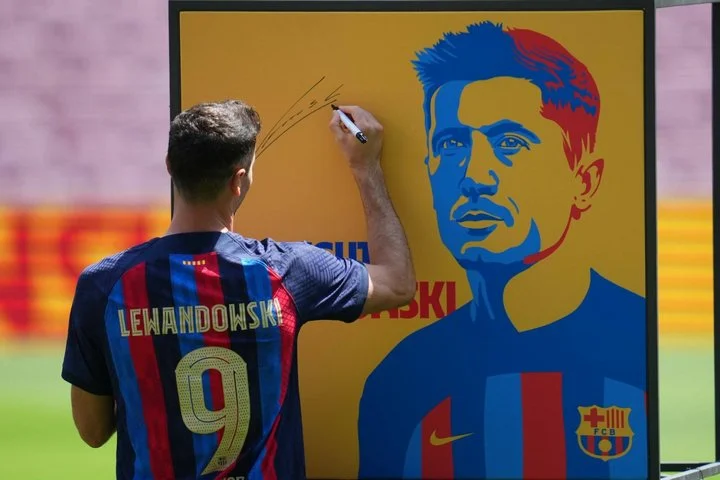 Роберт Левандовски: «Я знал, что для меня переход в «Барсу» был логичным шагом в карьере. Считаю свой возраст положительным фактором, потому что он дает мне опыт» Роберт Левандовски: «Я знал, что для меня переход в «Барсу» был логичным шагом в карьере. Считаю свой возраст положительным фактором, потому что он дает мне опыт»