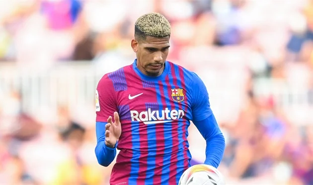 Несмотря на большую зарплату в Англии, Араухо намерен остаться в «Барселоне» Несмотря на большую зарплату в Англии, Араухо намерен остаться в «Барселоне»