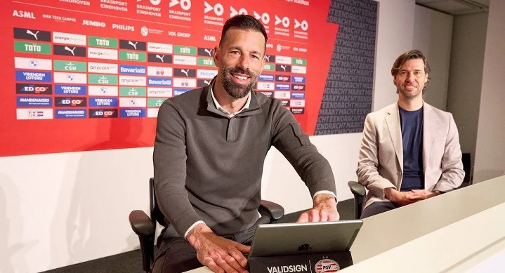 Ван Нистелрой войдет в тренерский штаб тен Хага в МЮ Ван Нистелрой войдет в тренерский штаб тен Хага в МЮ