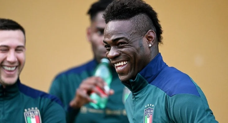 Балотелли показал средний палец фанатам «Базеля»