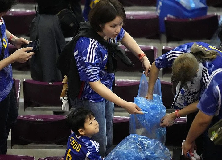 Японские болельщики убрали за собой мусор после матча с Испанией Японские болельщики убрали за собой мусор после матча с Испанией