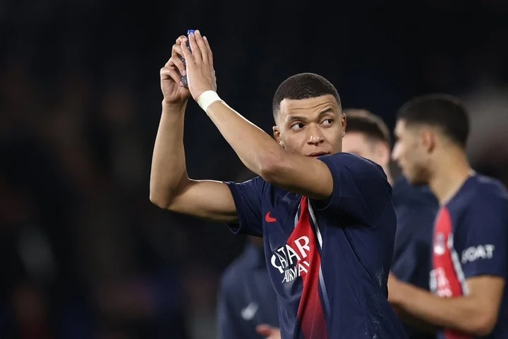 Килиан Мбаппе попросил ПСЖ не предлагать ему новый контракт Килиан Мбаппе попросил ПСЖ не предлагать ему новый контракт