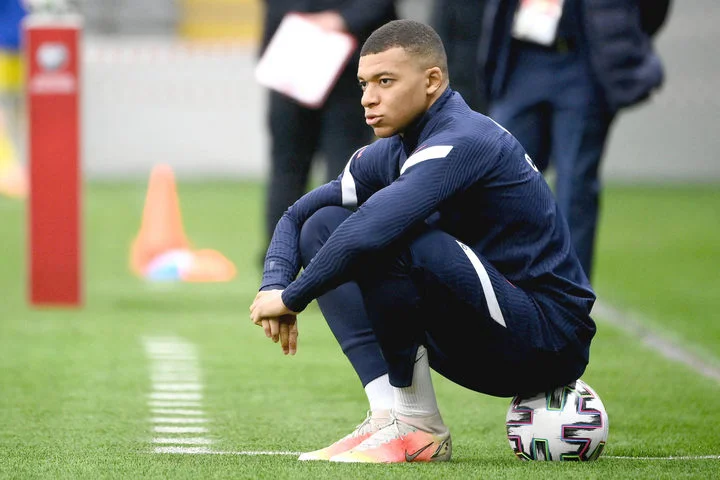 Луис Энрике о замене Мбаппе после первого тайма: «Нам надо научиться играть без Килиана. Это мое решение, принятое на благо команды» Луис Энрике о замене Мбаппе после первого тайма: «Нам надо научиться играть без Килиана. Это мое решение, принятое на благо команды»