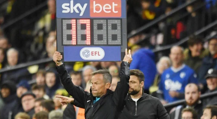 В матче Чемпионшипа к основному времени судьи добавили 17 минут