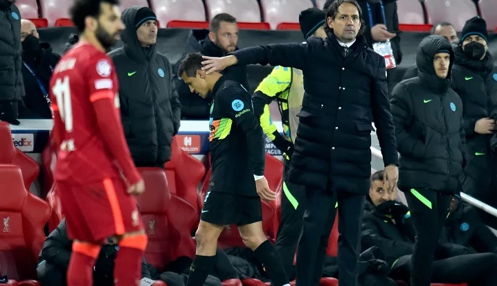 Венгер об удалении Санчеса в игре с «Ливерпулем»: «Фабиньо обманул. Судья убил игру в самый неподходящий момент» Венгер об удалении Санчеса в игре с «Ливерпулем»: «Фабиньо обманул. Судья убил игру в самый неподходящий момент»