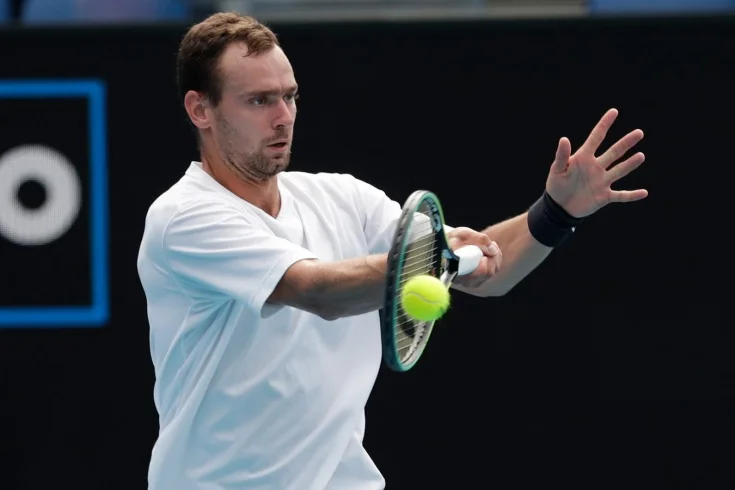 Сафиуллин не смог выйти в финал турнира в Марселе, уступив Оже-Альяссиму Сафиуллин не смог выйти в финал турнира в Марселе, уступив Оже-Альяссиму