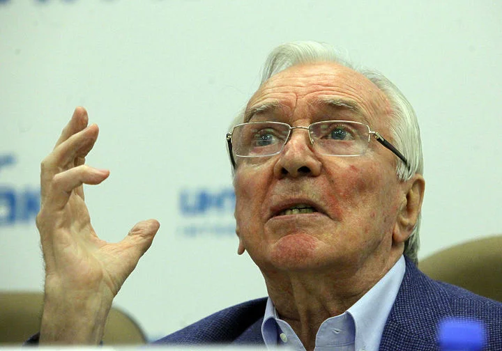 Виталий Давыдов: «Радулов взрывной крайний нападающий со своеобразным характером. Такие люди или резко усиливают команду, или ее разлагают» Виталий Давыдов: «Радулов взрывной крайний нападающий со своеобразным характером. Такие люди или резко усиливают команду, или ее разлагают»