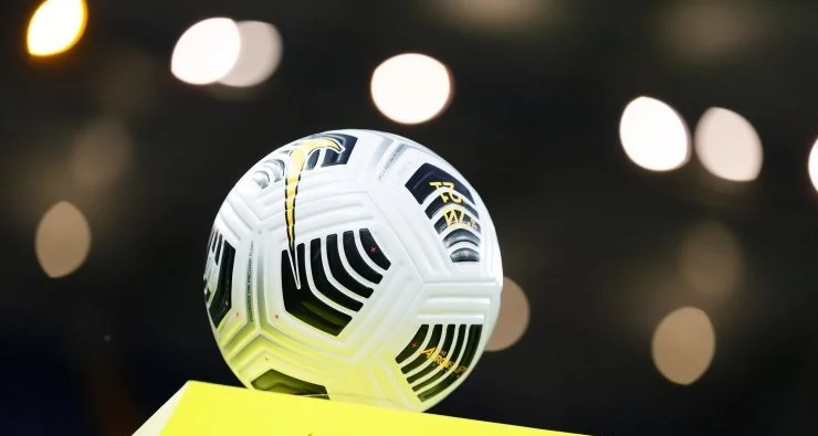 Революция в футболе: таймы по 30 минут, ввод из аута ногами и удаление после желтой карточки