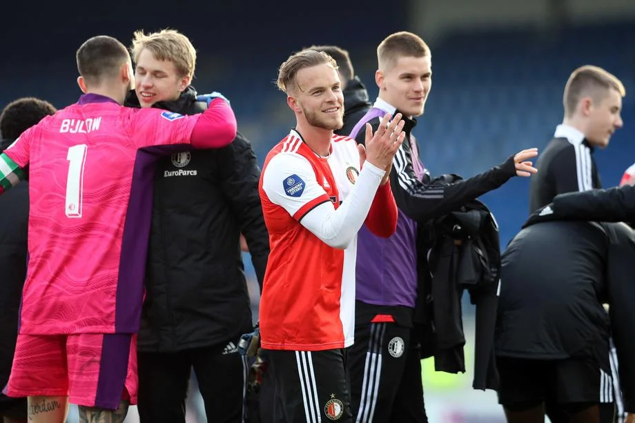 «Фейеноорд» проиграл «АЗ» и прервал серию из четырех поражений «Фейеноорд» проиграл «АЗ» и прервал серию из четырех поражений