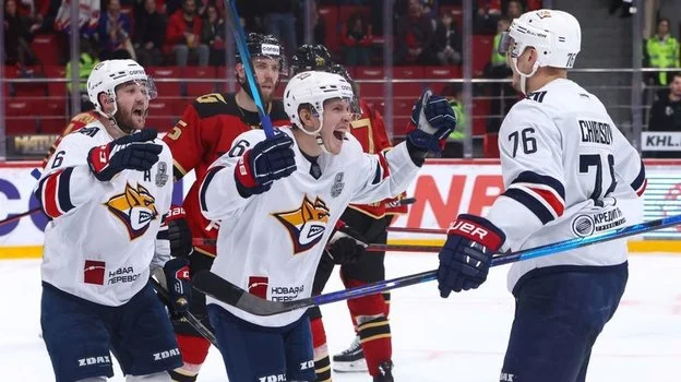 Плющев о противостоянии «Металлурга» и «Авангарда»: «Качели, качели, качели. Мне это непонятно» Плющев о противостоянии «Металлурга» и «Авангарда»: «Качели, качели, качели. Мне это непонятно»