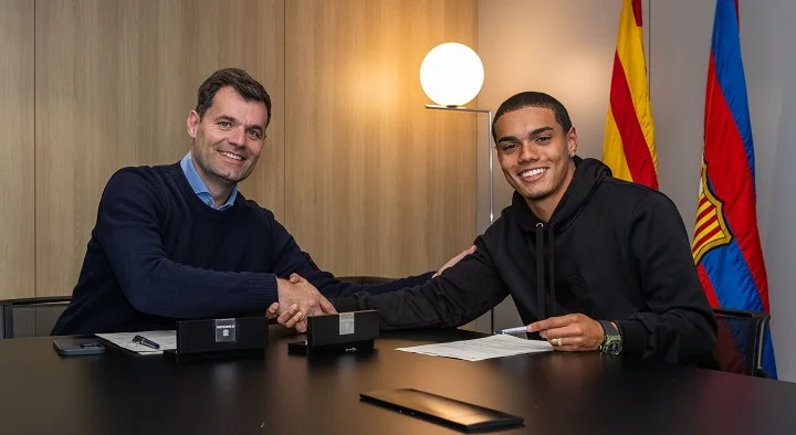 Сын Роналдиньо подписал контракт с молодежкой «Барселоны» Сын Роналдиньо подписал контракт с молодежкой «Барселоны»