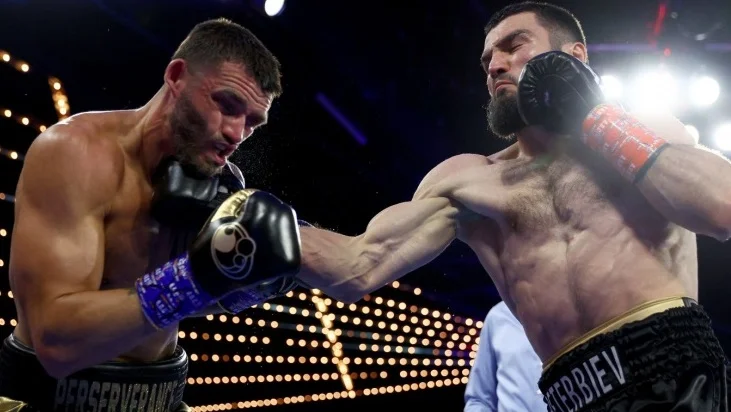 Бетербиев отправил в нокаут Смита во втором раунде Бетербиев отправил в нокаут Смита во втором раунде