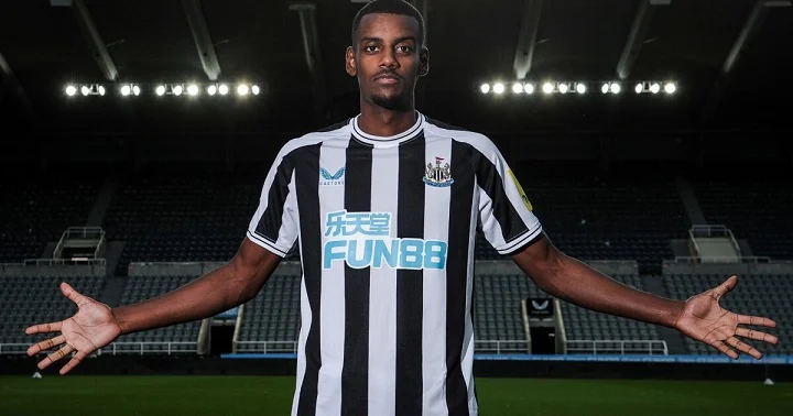 Исак забил гол в первом матче за «Ньюкасл» Исак забил гол в первом матче за «Ньюкасл»