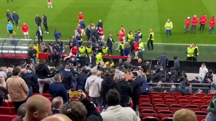 Игроки «Вест Хэма» вступили в драку с болельщиками «АЗ Алкмара» Игроки «Вест Хэма» вступили в драку с болельщиками «АЗ Алкмара»