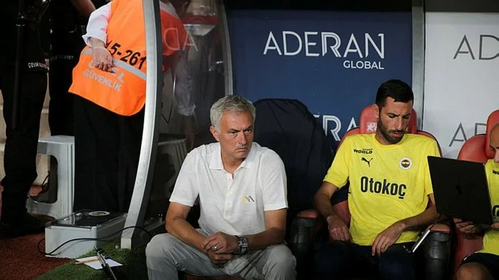 Жозе Моуринью получил желтую карточку из-за своего ноутбука Жозе Моуринью получил желтую карточку из-за своего ноутбука