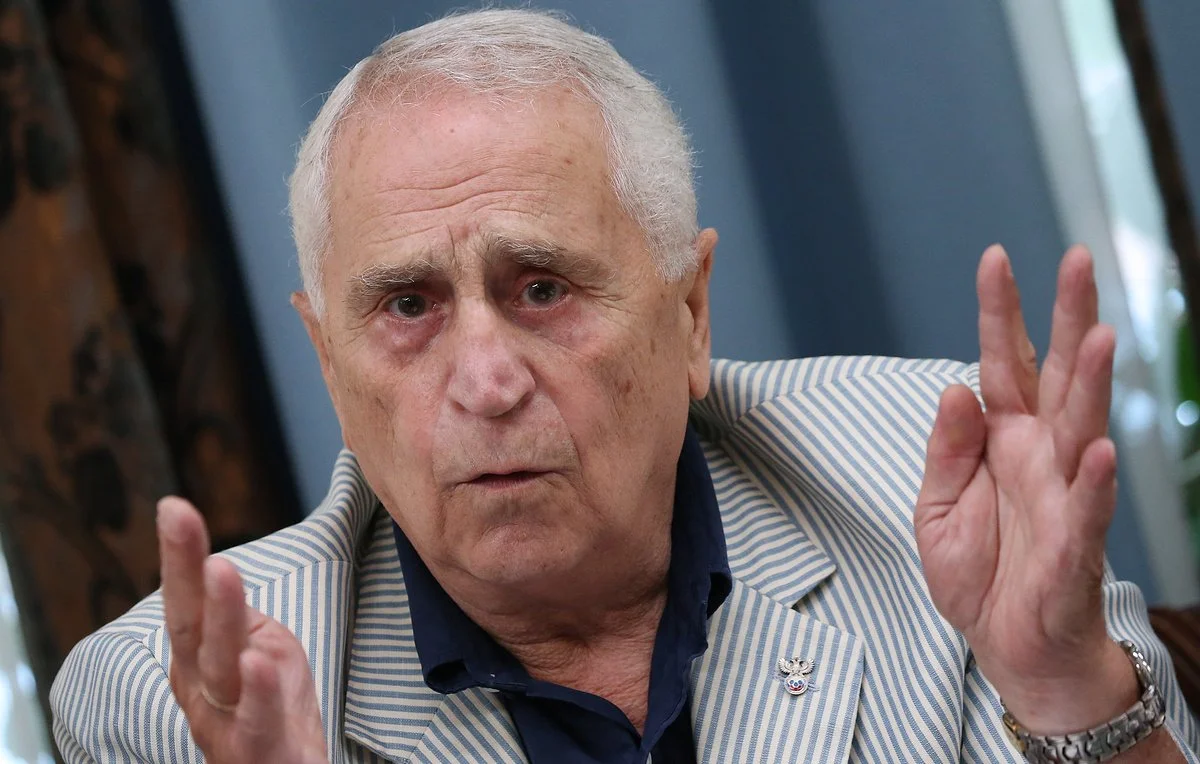 Кавазашвили призвал оставить в «Спартаке» только Селихова, Джикию и Бакаева Кавазашвили призвал оставить в «Спартаке» только Селихова, Джикию и Бакаева