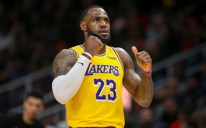 Леброн Джеймс: «После 40 лет я стану левшой и наберу 5000 очков» Леброн Джеймс: «После 40 лет я стану левшой и наберу 5000 очков»