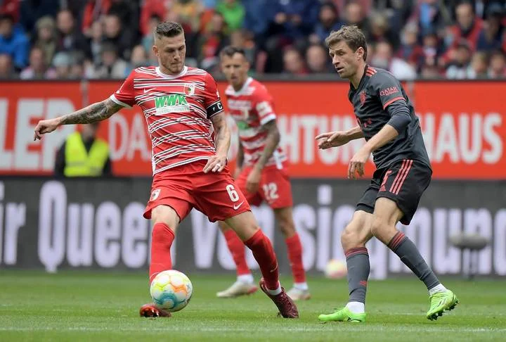 «Бавария» потерпела первое поражение в сезоне, уступив 0:1 «Аугсбургу» «Бавария» потерпела первое поражение в сезоне, уступив 0:1 «Аугсбургу»