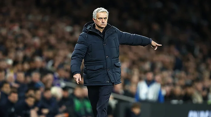 Жозе Моуринью подколол «Лацио»: «Мы играем дальше, а «Лацио» с Сарри пусть курят сигареты» Жозе Моуринью подколол «Лацио»: «Мы играем дальше, а «Лацио» с Сарри пусть курят сигареты»